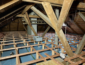 Zateplení stropu bytového domu pomocí foukané izolace